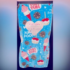 🩷🎀Betsey Johnson sweet treats plush throw